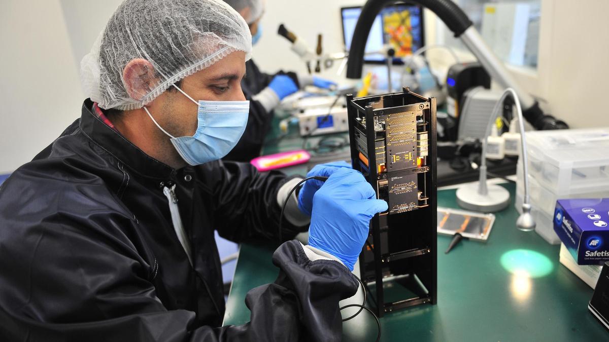 Trabajadores de la empresa ilicitana Emxys, especializada en satélites de comunicaciones