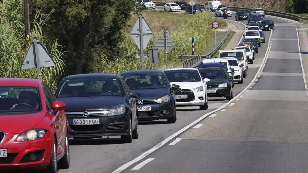 Cues en direcció a la platja en una carretera gironina. | MARC MARTÍ