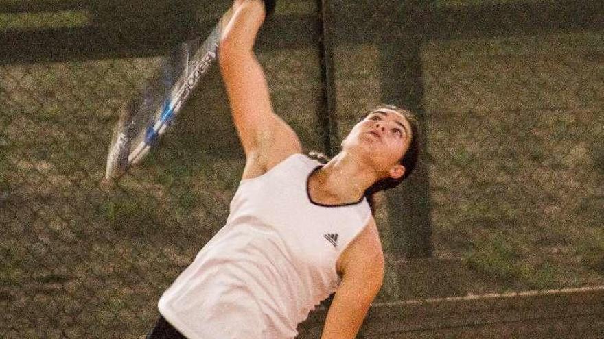 Carlota Círez, jugadora en el torneo junior de Sanxenxo. // FdV