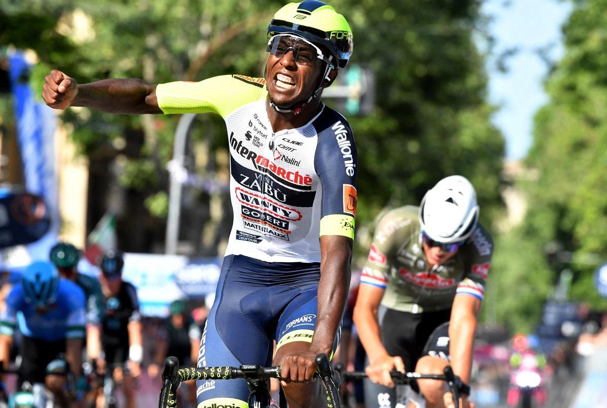 Biniam Girmay celebra su victoria en el Giro.