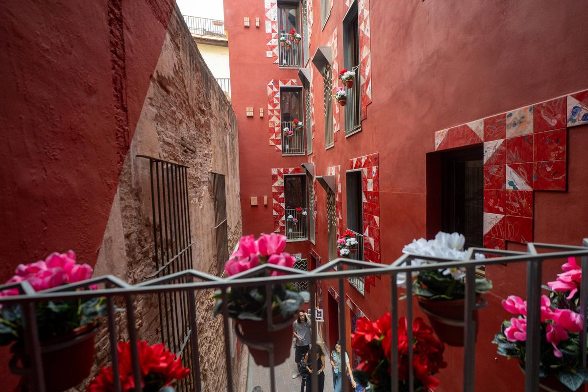 Así ha quedado una finca histórica del Raval rehabilitada como vivienda pública