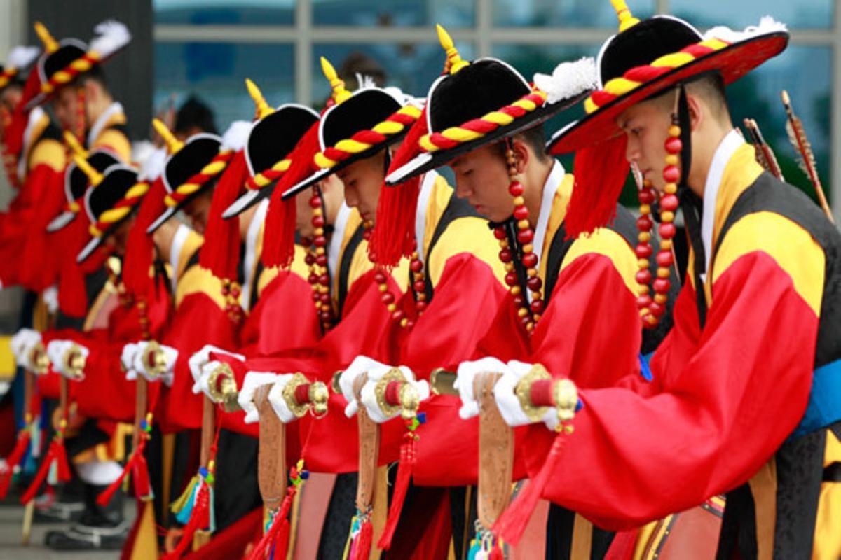 Militars amb el vestit tradicional de l’exèrcit de Corea del Sud saluden el comandant americà James D. Thurman a Seul, Corea del Sud.