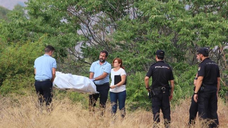 Operarios de la funeraria se llevan el cuerpo encontrado ayer en el Camino Nuevo.