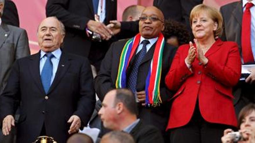 Blatter, ayer, con Merkel y el presidente Zuma.