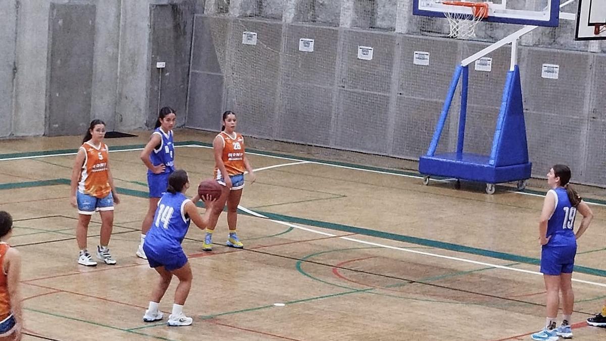 El cadete femenino jugando en Oviedo