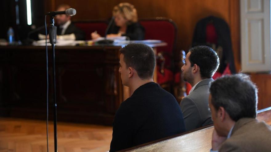 Los dos acusados en el juicio celebrado en la Audiencia de Pontevedra.