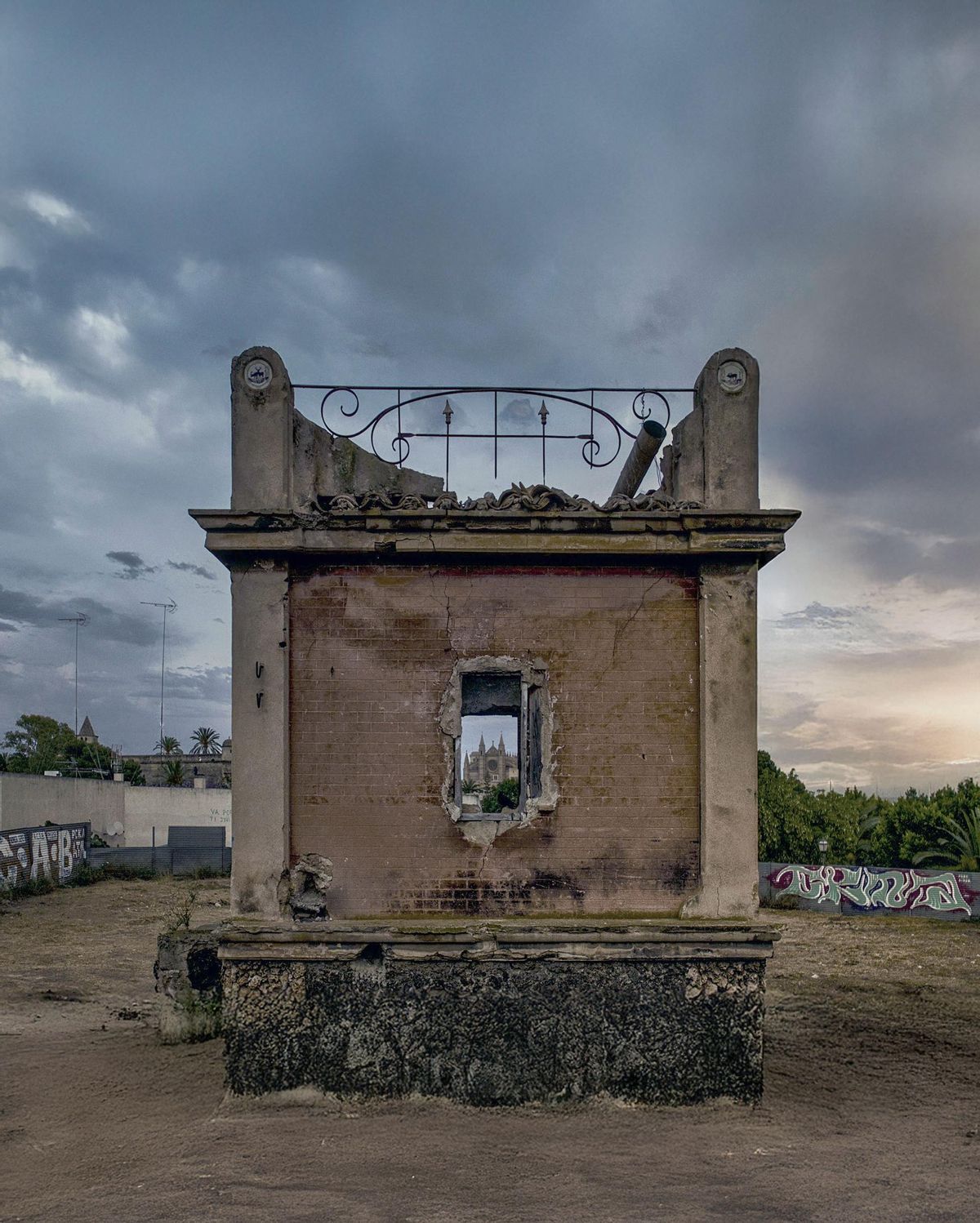 Detalle del molino de extracción de agua ubicado en el centro del solar