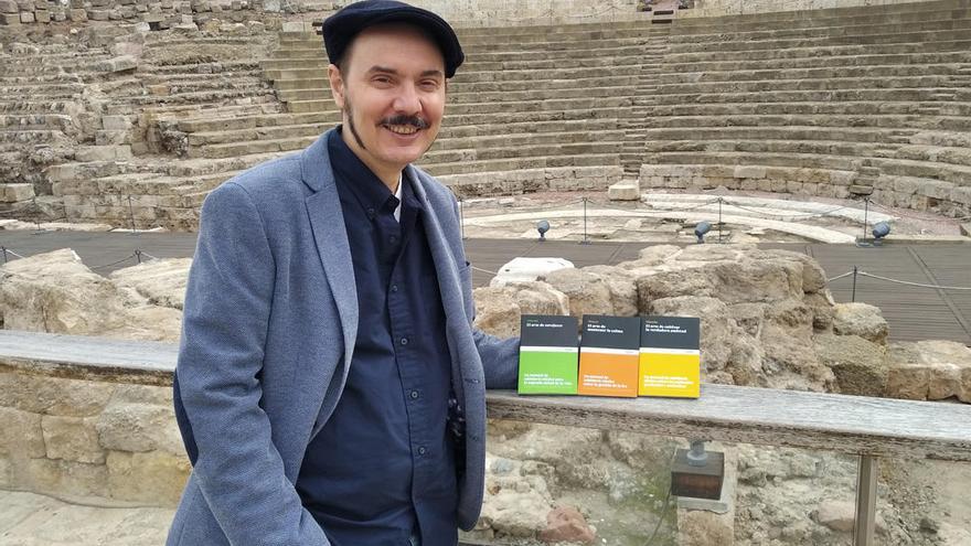 Jacinto Pariente, ayer junto al Teatro Romano con sus tres últimos clásicos traducidos del latín.