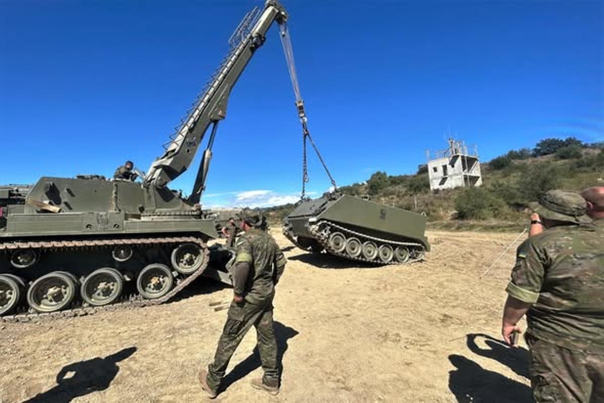 Soldados del Batallón de Infantería Mecanizada Badajoz I62, en un ejercicio de recuperacion de un blindado en la base de Sant Climent Sescebes