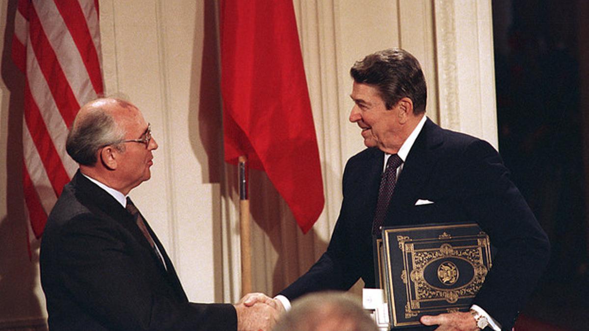 Ronald Reagan y Mijail Gorbachov, en la firma del tratado INF, el 8 de diciembre de 1987 en Washington.