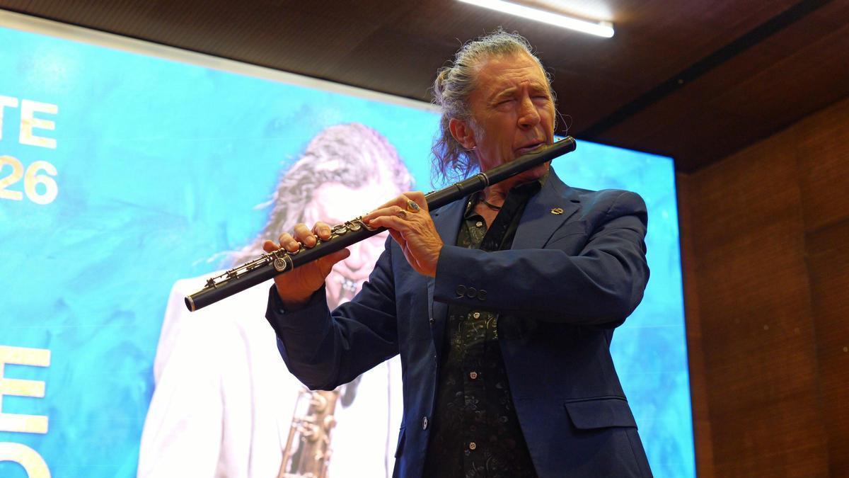 Jorge Pardo recibe el Castillete de Oro del Cante de las Minas.