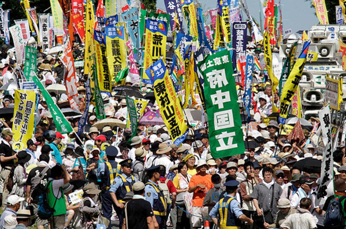 Unes 100.000 persones es manifesten a Tòquio contra la represa dels reactors nuclears al Japó.