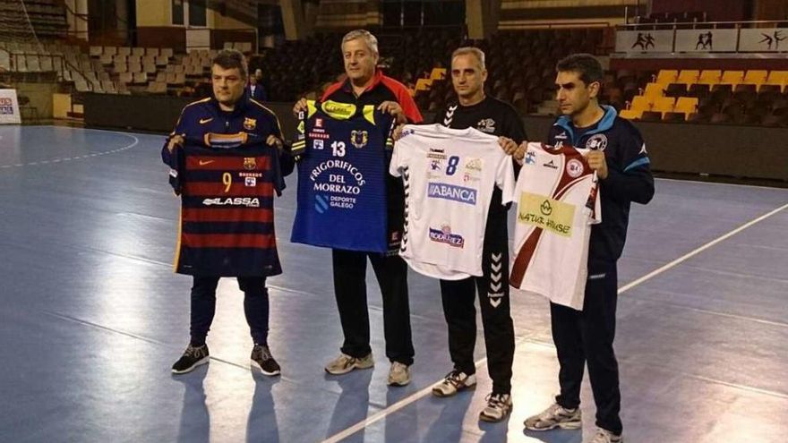 Pasqui, Pillo, Guijosa y Jota posan con las camisetas de sus respectivos equipos.