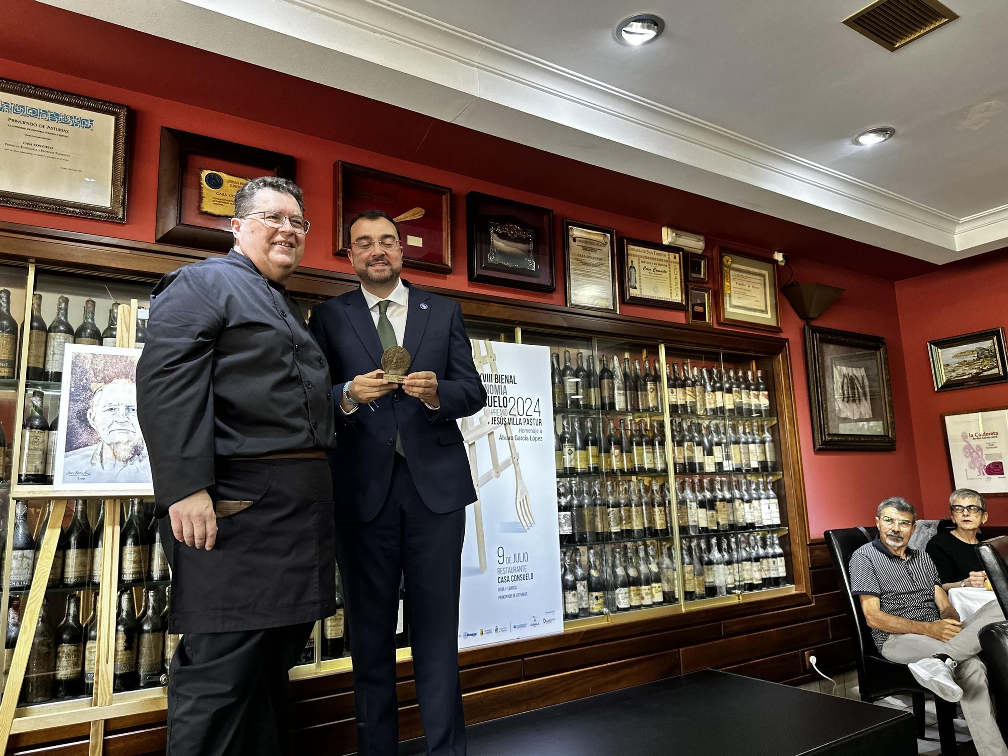 EN IMÁGENES: El homenaje póstumo al hostelero Álvaro López en su casa y coincidiendo con la Bienal de Arte