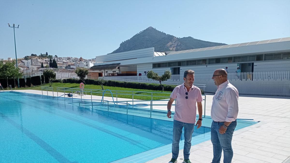 El concejal de Deportes de Rute, Francisco Fernández, y el alcalde, David Ruiz, este viernes en la piscina municipal.