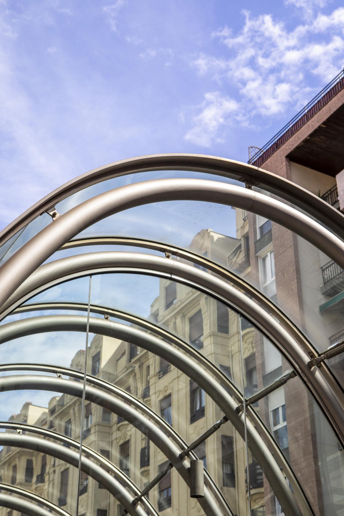 Entrada del Metro de Bilbao, diseñada por Norman Foster