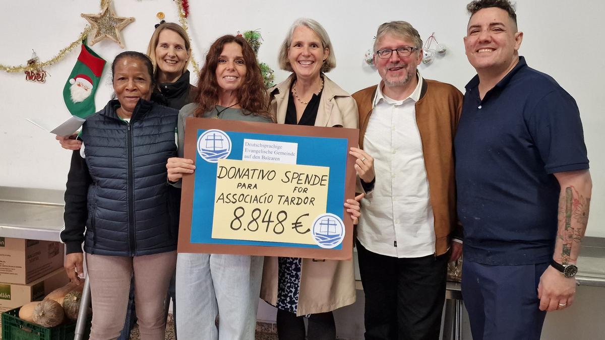 Auf dem Foto von links nach rechts: Ilaria (Freiwillige bei Tardor), Cati Vallespir (Sekretärin der Deutschsprachigen Evangelischen Gemeinde), Carolina (Freiwillige bei Tardor), Martje Mechels und Holmfried Braun (Pfarrerehepaar der Deutschsprachigen Evangelischen Gemeinde) und David (freiwilliger Koch bei Tardor).