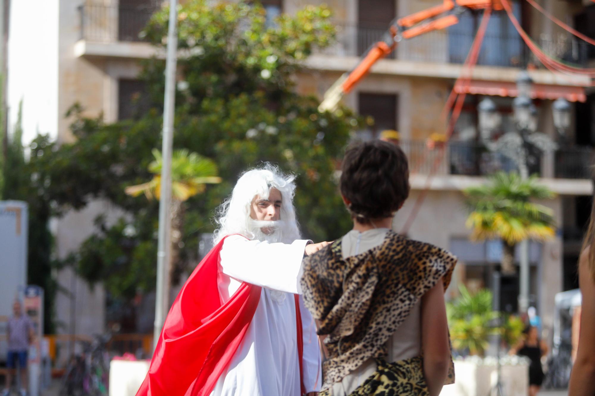 Sábado de Corpus: ambiente en la plaza, balcones y adornos florales