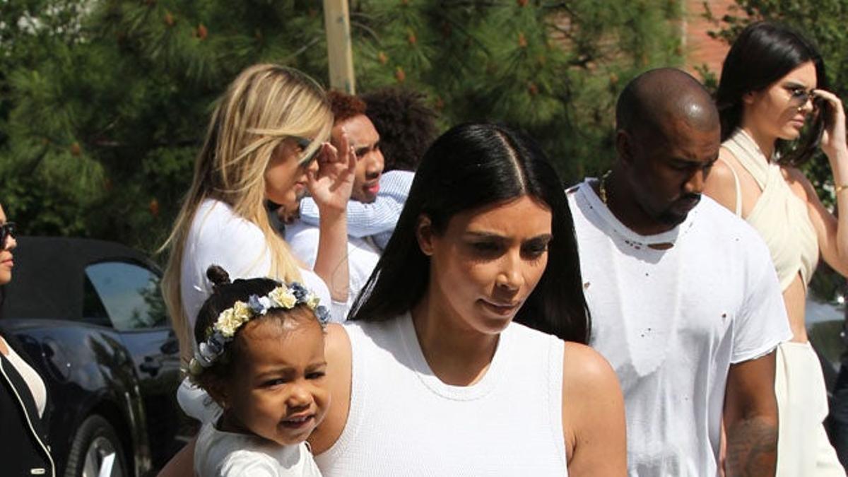 Los Kardashian se visten de blanco para ir a misa