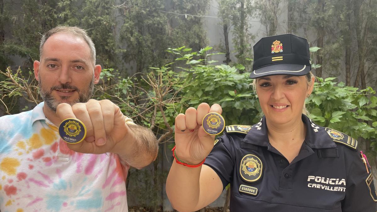 Josep Candela, Concejal de Fiestas, acompañado por la inspectora de la Policía Local de Crevillent mostrando las chapas que se repartirán