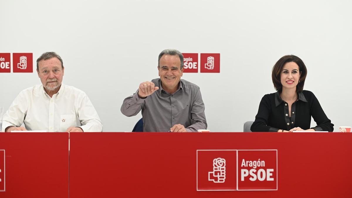 El secretario general del PSOE Zaragoza, Juan Antonio Sánchez Quero, este martes junto a Martín Nicolás y Teresa Ladrero.