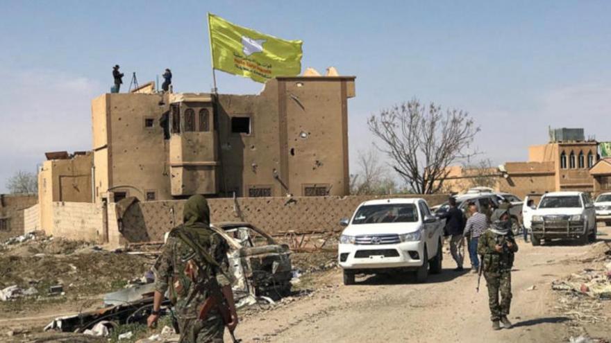 Una bandera de les Forces de Síria Democràtica oneja a Baghouz