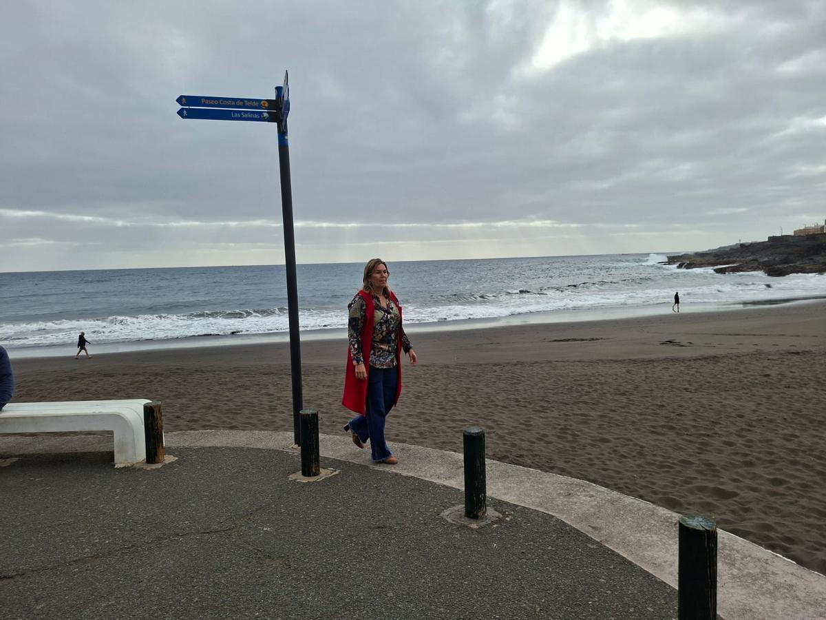 La concejala María Calderín, en la costa del municipio de Telde.