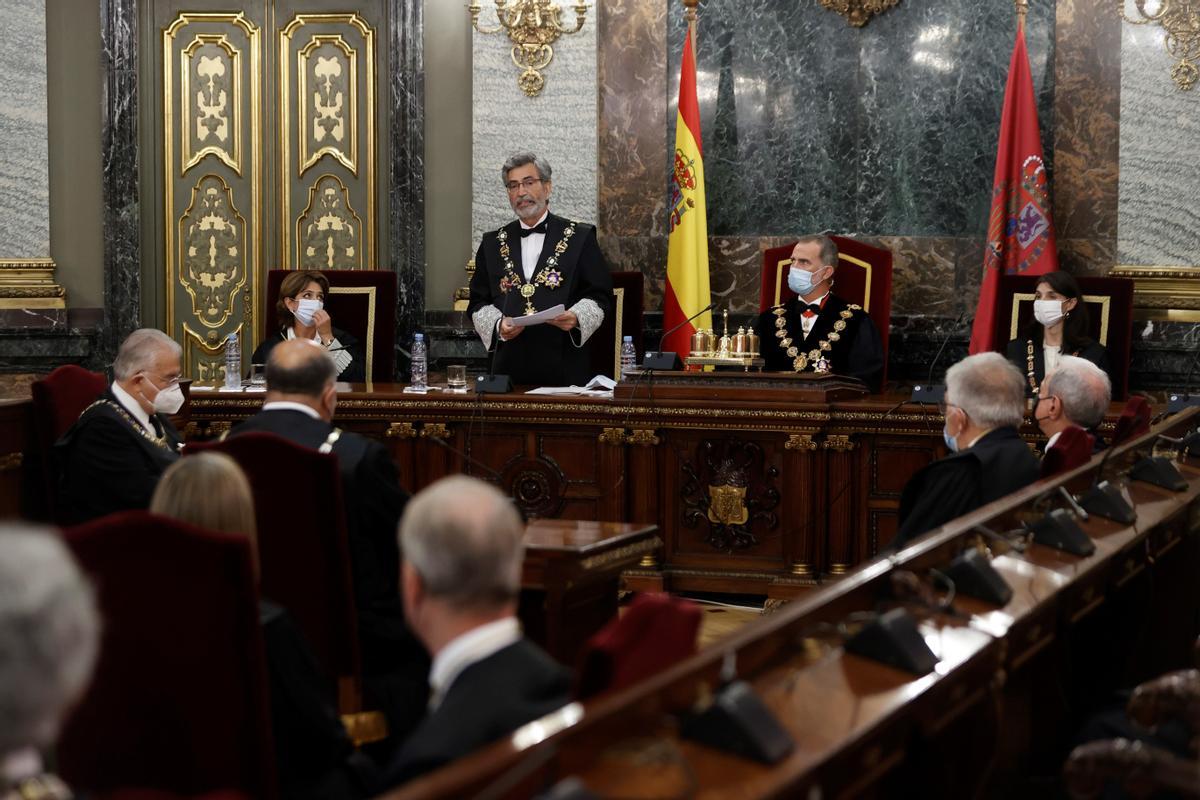 Carlos Lesmes, presidente del Tribunal Supremo y del CGPJ, junto al rey Felipe VI. / EPC