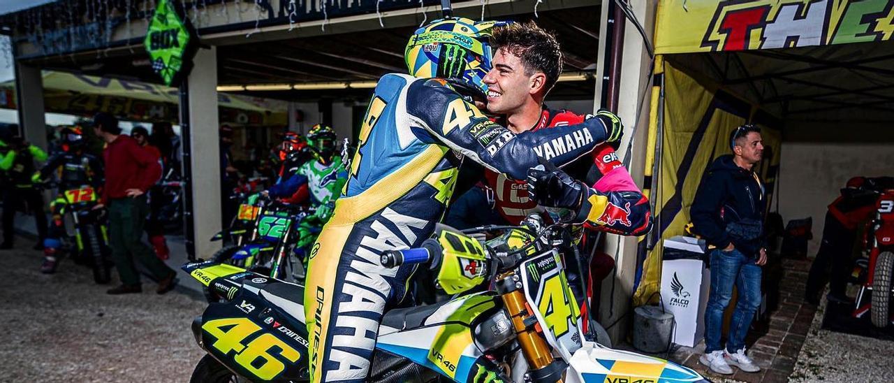 Augusto Fernández se abraza con Valentino Rossi en una exhibición reciente.