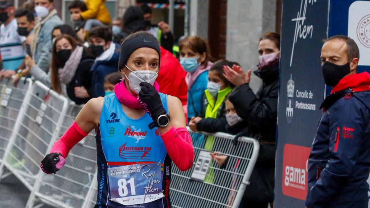 Tina Fernández completó la prueba con mascarilla.  | // I. ABELLA 