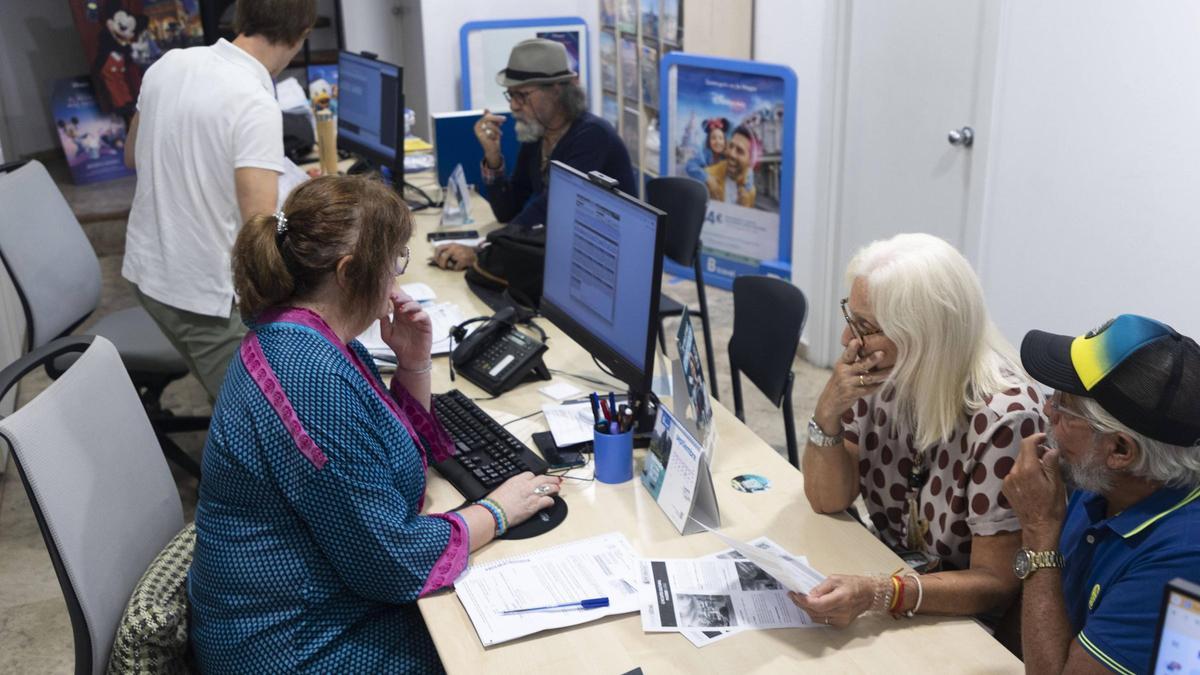 Mayores reservando sus viajes del Imserso, a finales de 2024.