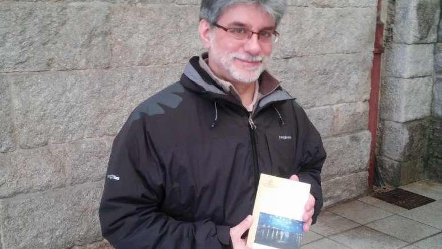 Salvador Bará, co seu libro.