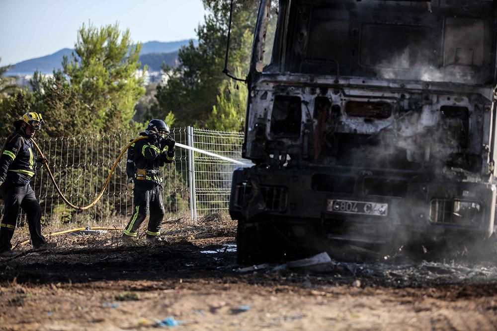 Incendio de un camión en Ibiza