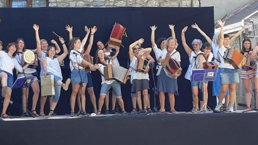 Algunes de les actuals membres de Diàdona durant la celebració