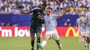 Mohamed Kanno, de Arabia Saudí, anye Manuel Ugarte, de Uruguay, en el Mudnial 2026