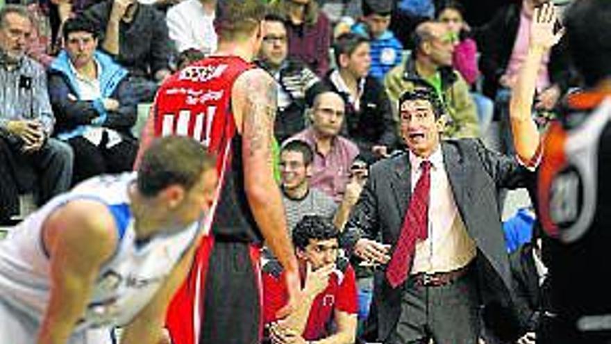 Edu Torres, entrenador del CB Murcia, en un momento del encuentro