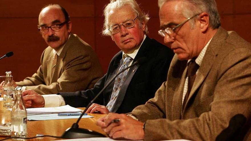 César Claverol, Hugh Thomas y Pedro de Silva, durante la presentación en Oviedo de &quot;Carta de Asturias&quot;, en noviembre de 2006.