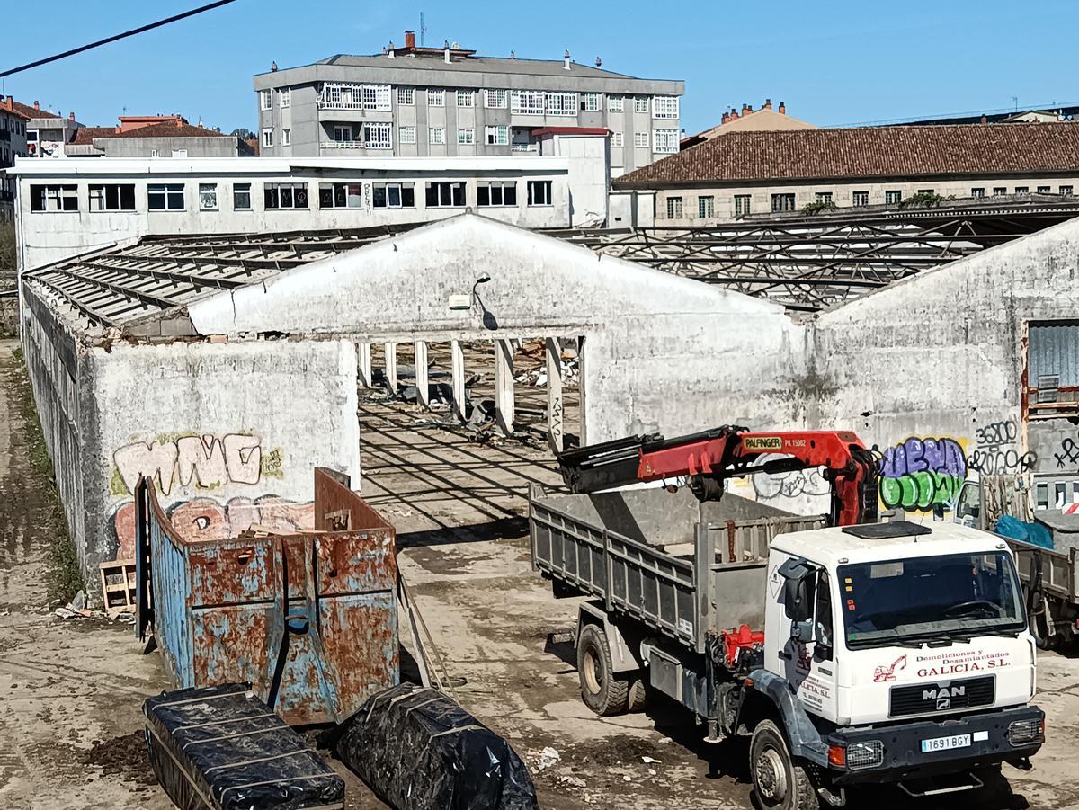 Las naves situadas junto al convento de Vilavella, ya con las cubiertas desmontadas.