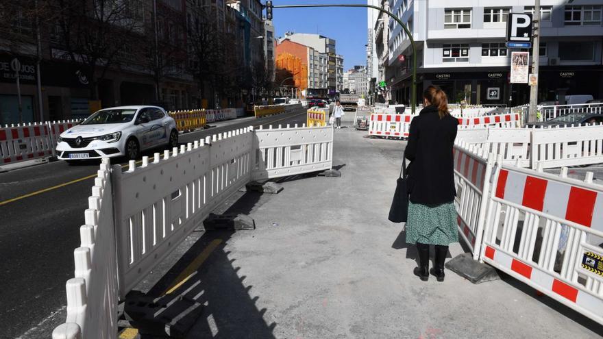 Obras de reurbanización de la avenida Fernández Latorre, ayer.
