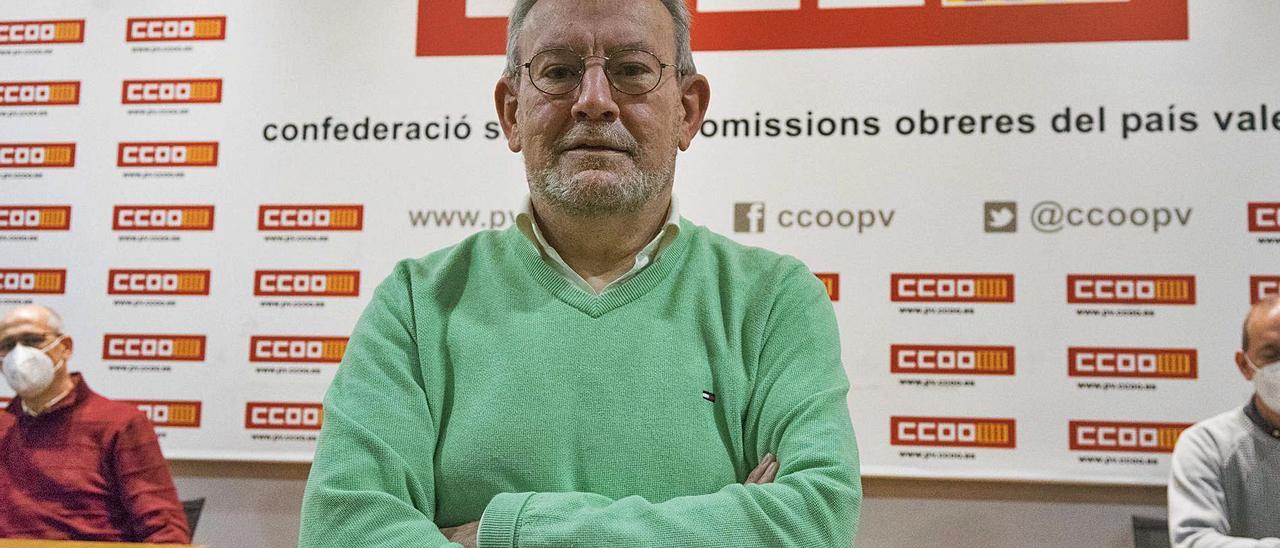 Juan Cruz, tras concluir la sesión del consejo confederal de CC OO-PV, ayer, en la sede del sindicato. | FERNANDO BUSTAMANTE