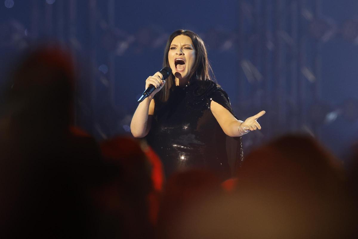 La cantante italiana Laura Pausini durante su actuación en la gala anual de los Latin Grammy, celebrada este jueves en Sevilla.