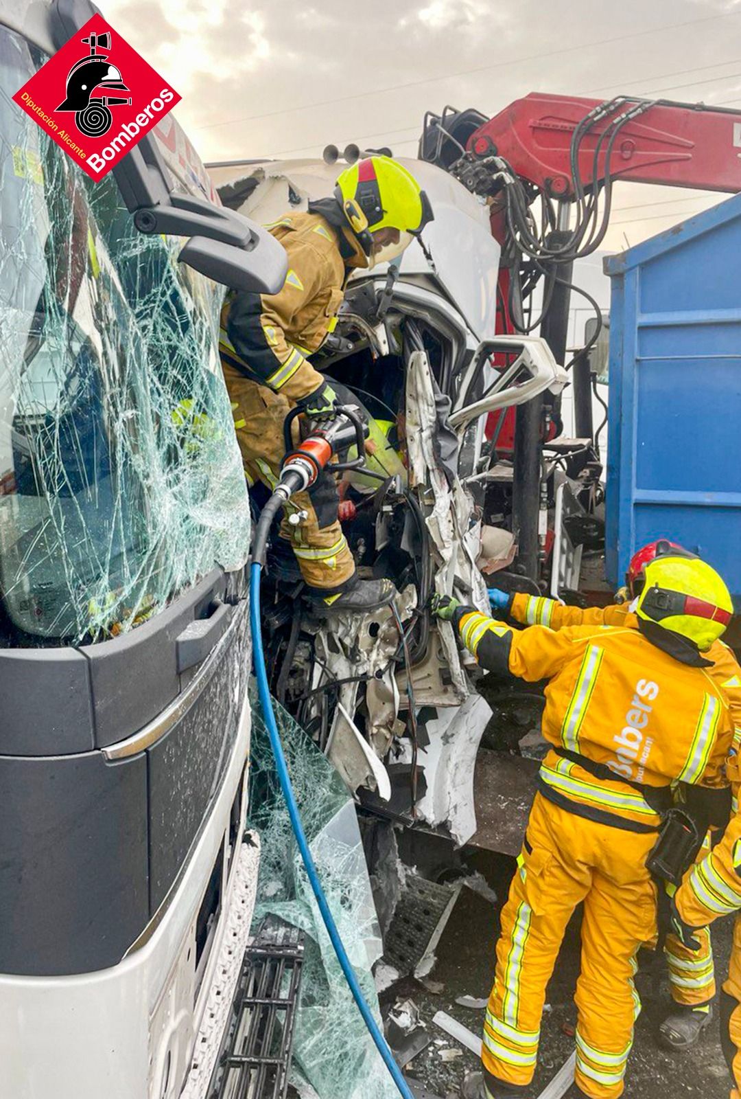 Bomberos durante las labores de excarcelación.