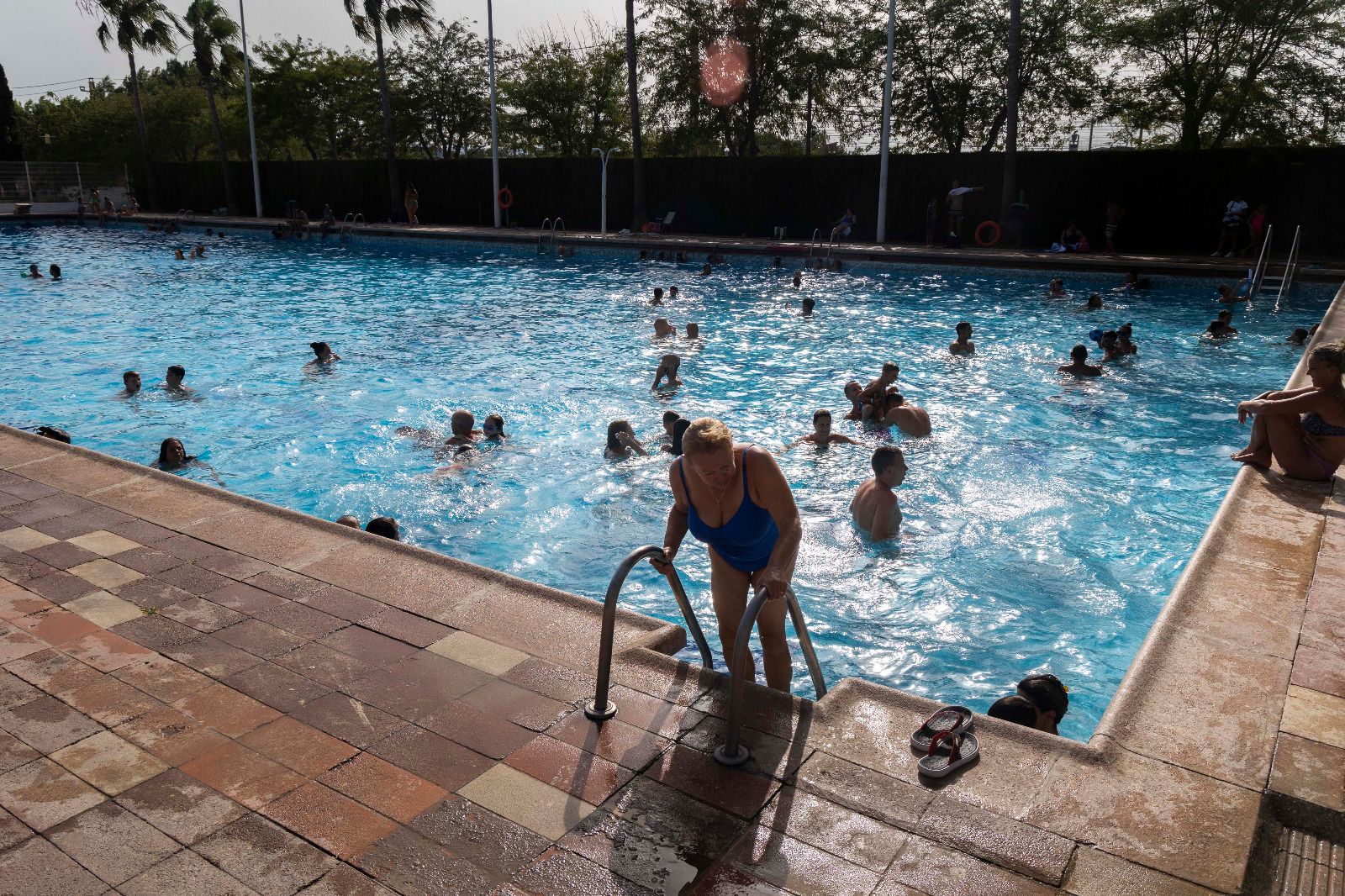 La piscina de Silla, gratis en la ola de calor, repleta de gente -  Levante-EMV