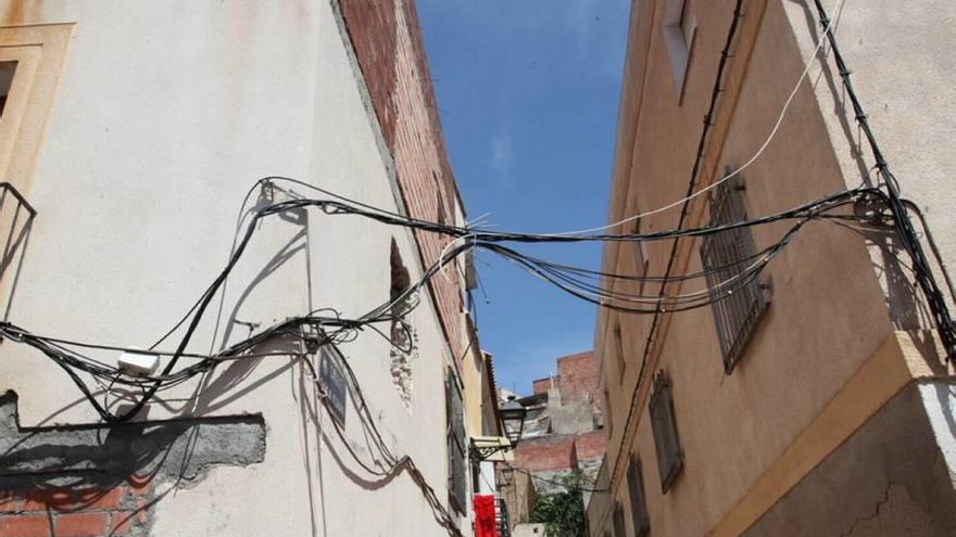 Los cables cruzan muchas calles del casco antiguo.