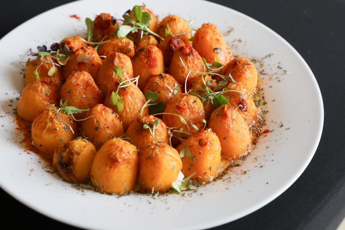 Nísperos rellenos de queso tipo La Nucía.