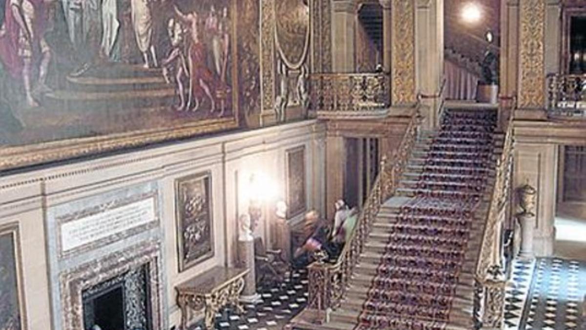 Majestuosa imagen del castillo de Highclere, donde se rueda 'Downton Abbey'. A la derecha, imagen promocional de la serie y un detalle del interior de la aristocrática mansión.