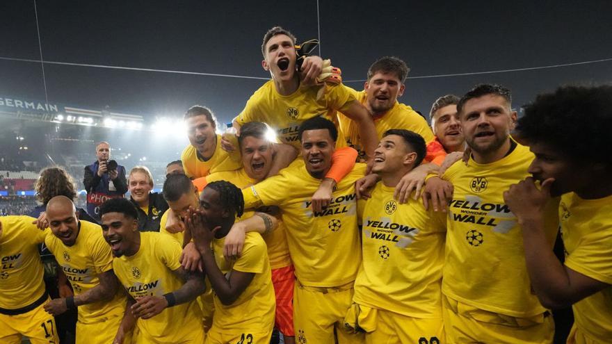 Los jugadores del Borussia de Dortmund celebran su triunfo con los aficionados. |  // AP