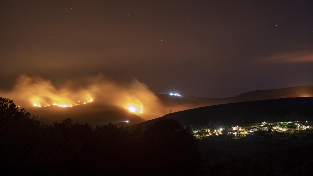 Avance de las llamas, anoche, en el incendio de Lobeira (Ourense), dentro del parque natural Baixa Limia-Serra do Xurés