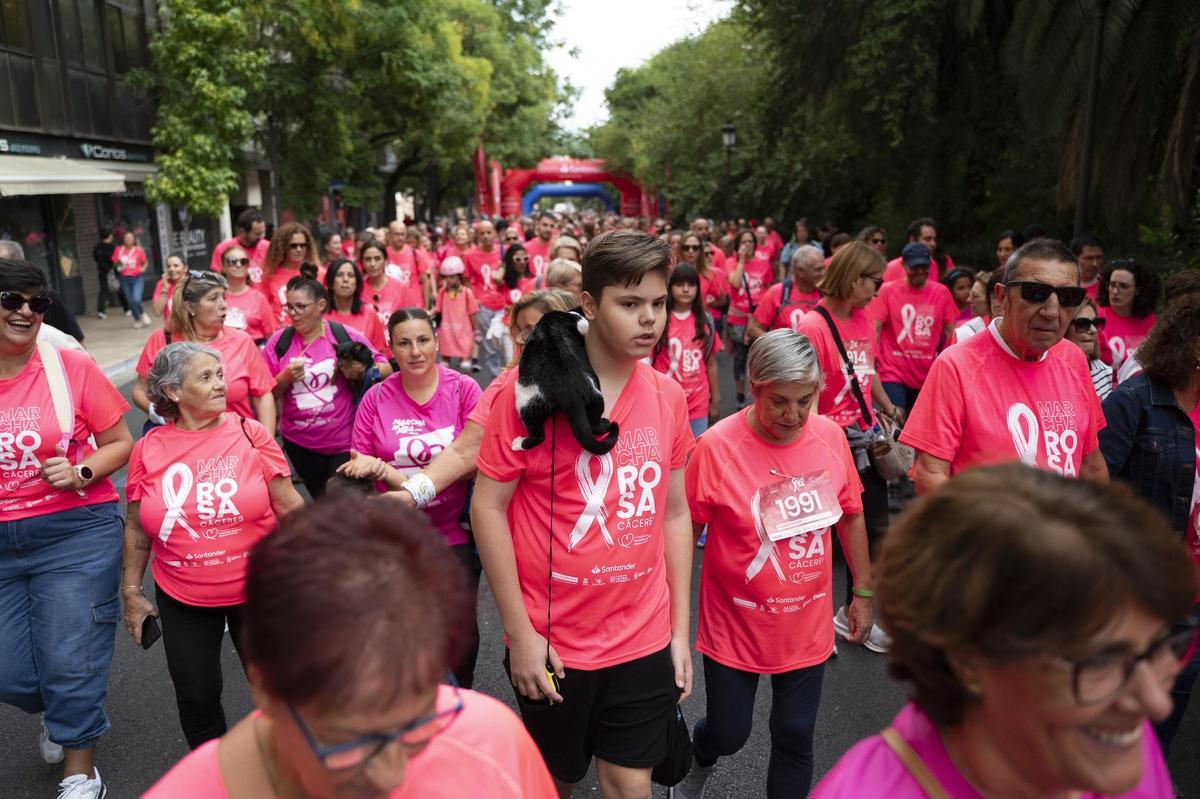 Así ha sido la marcha rosa de Cáceres en imágenes: la ciudad se vuelca con el cáncer de mama Así ha sido la marcha rosa de Cáceres en imágenes: la ciudad se vuelca con el cáncer de mama
