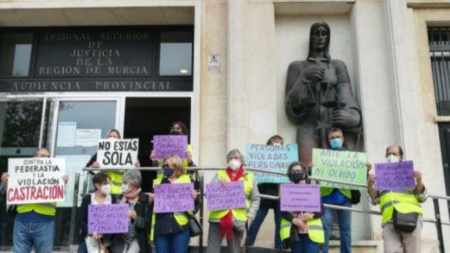 Vecinos concentrados en la puerta de la Audiencia, cuando empezó el juicio.